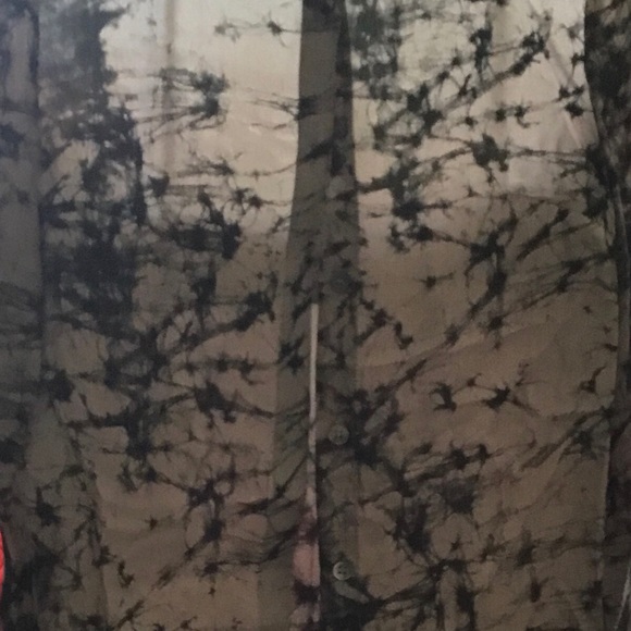 NWT- Peek A Boo exposed Back 😍 Button Down Shirt! - Picture 5 of 6